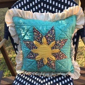 Vtg Hand Quilted Throw Pillow Sun/Sunflower &Cream Ruffle with Teal Back 18”